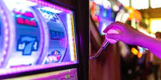 Live roulette table interface on n77 showing dealer and betting layout